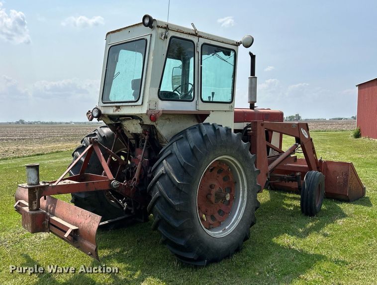 image for item DR4621 1964 International 806  tractor