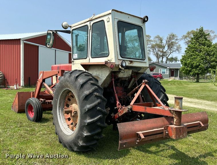 image for item DR4621 1964 International 806  tractor