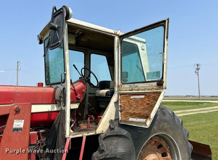 image for item DR4621 1964 International 806  tractor