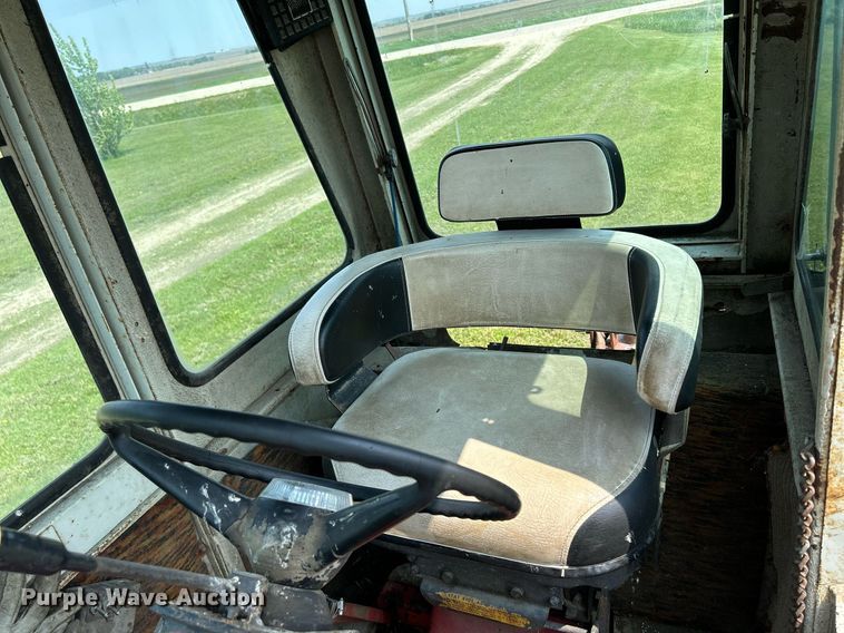 image for item DR4621 1964 International 806  tractor