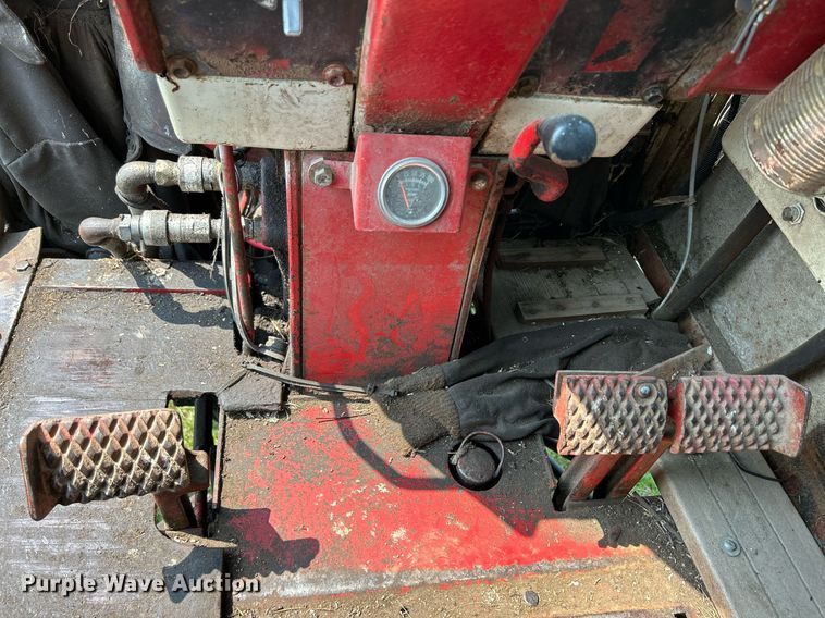 image for item DR4621 1964 International 806  tractor