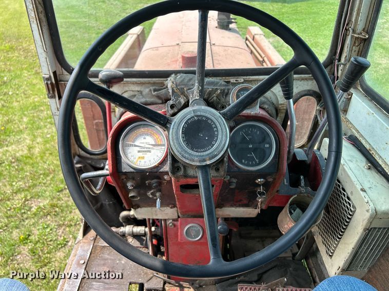 image for item DR4621 1964 International 806  tractor