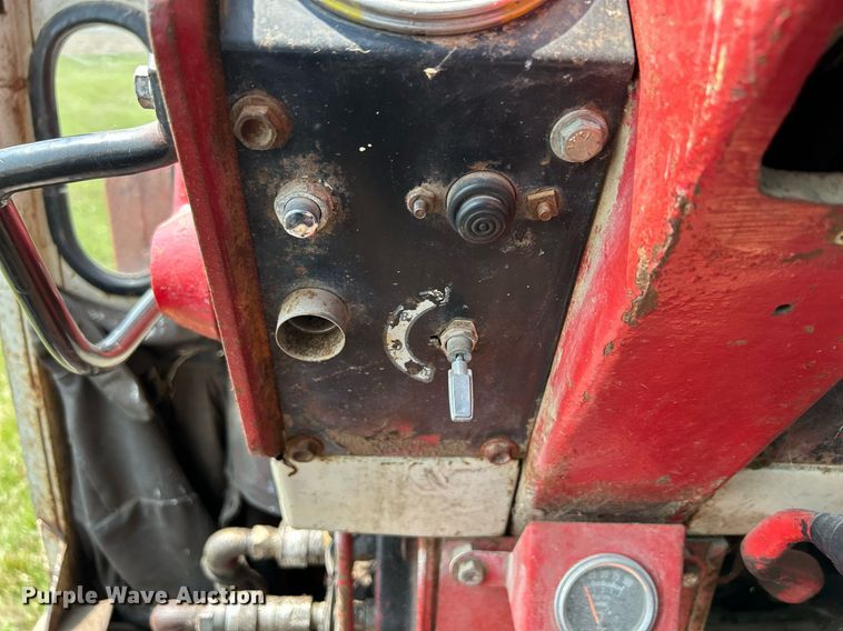 image for item DR4621 1964 International 806  tractor