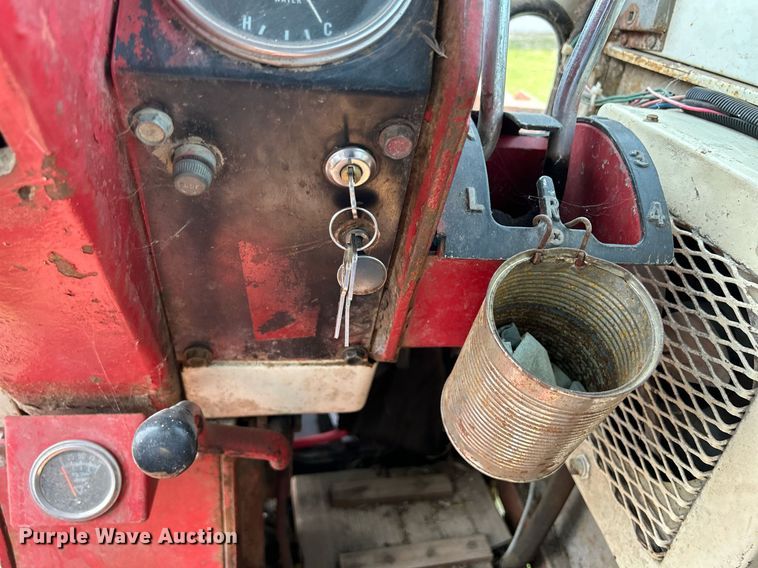 image for item DR4621 1964 International 806  tractor