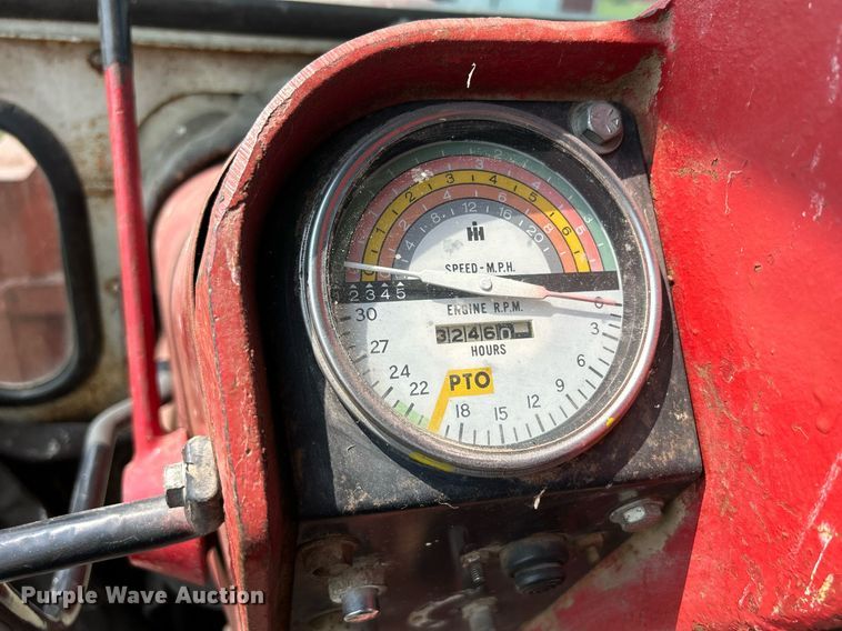 image for item DR4621 1964 International 806  tractor