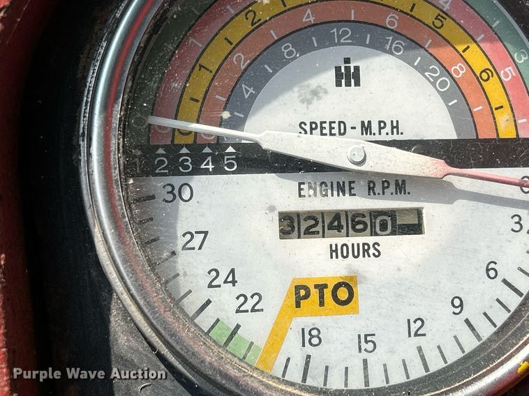 image for item DR4621 1964 International 806  tractor