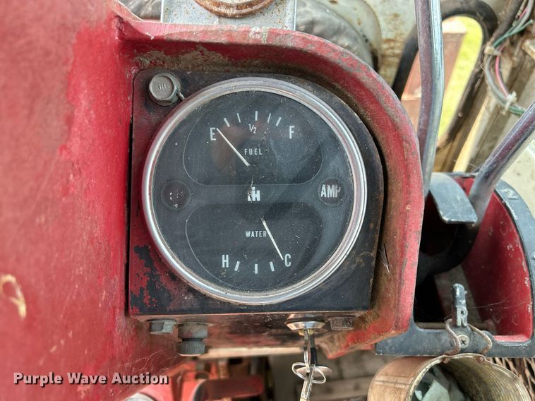 image for item DR4621 1964 International 806  tractor