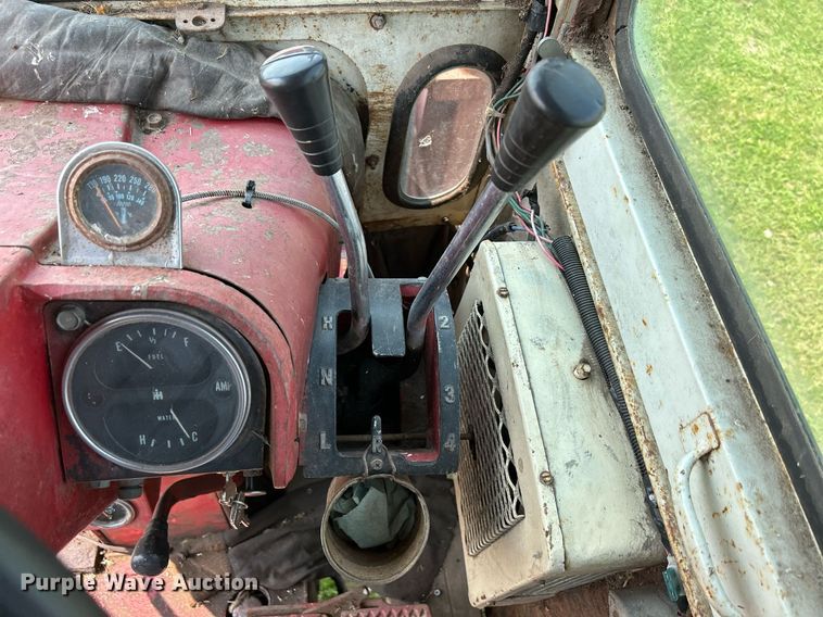 image for item DR4621 1964 International 806  tractor