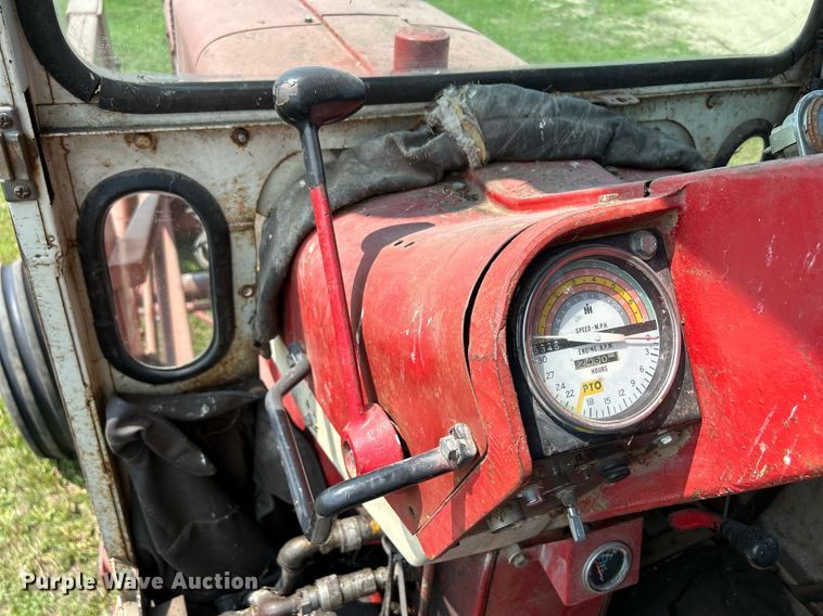 image for item DR4621 1964 International 806  tractor