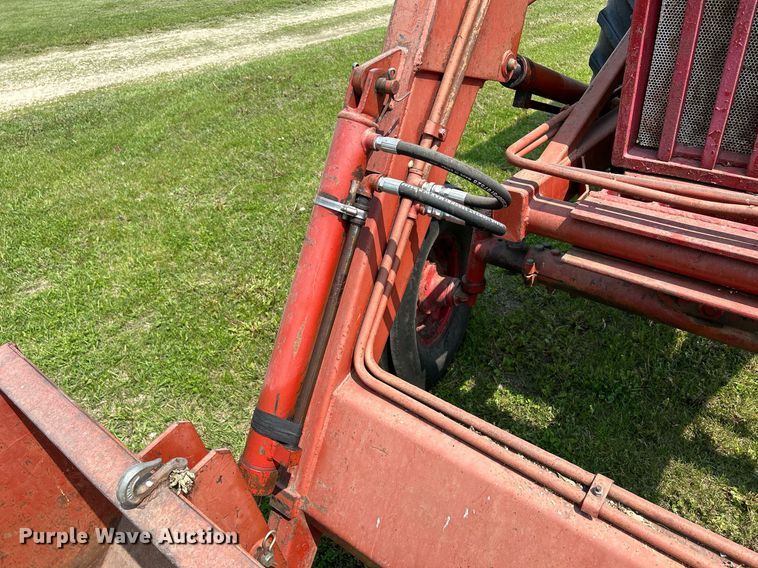 image for item DR4621 1964 International 806  tractor