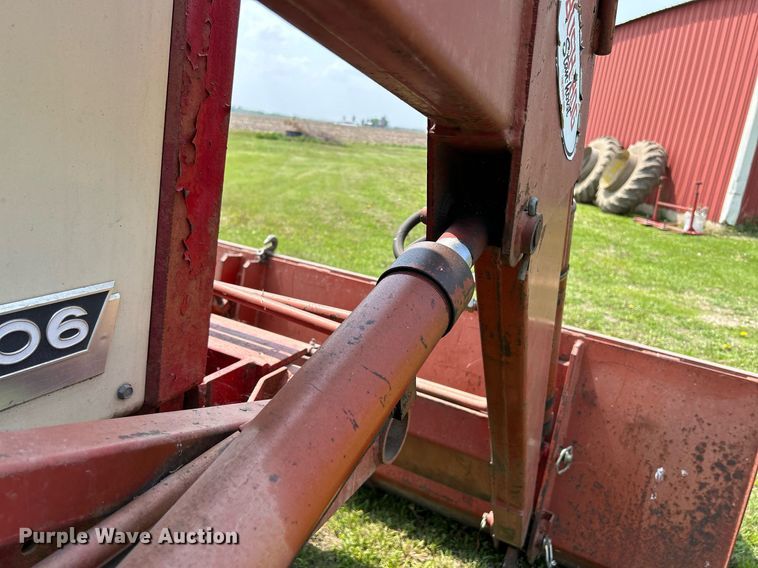 image for item DR4621 1964 International 806  tractor