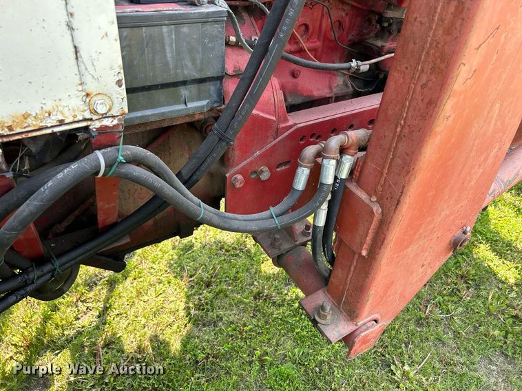 image for item DR4621 1964 International 806  tractor