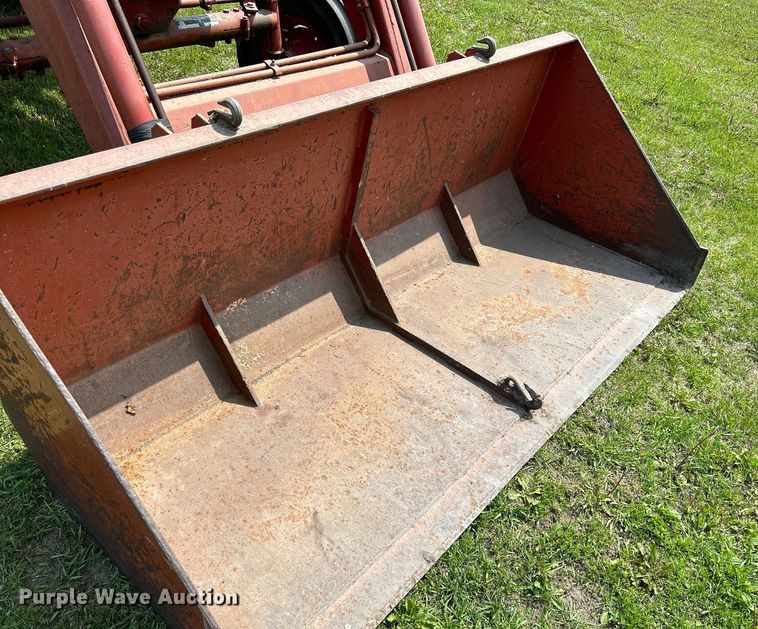 image for item DR4621 1964 International 806  tractor