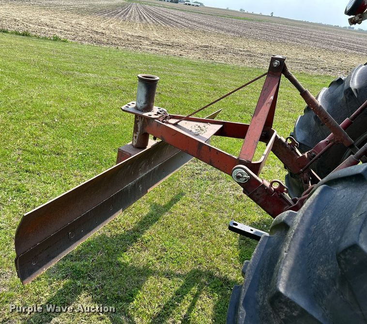 image for item DR4621 1964 International 806  tractor