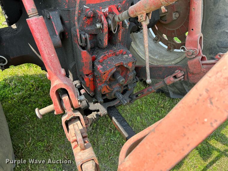 image for item DR4621 1964 International 806  tractor