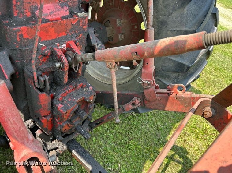 image for item DR4621 1964 International 806  tractor