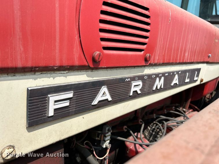 image for item DR4621 1964 International 806  tractor