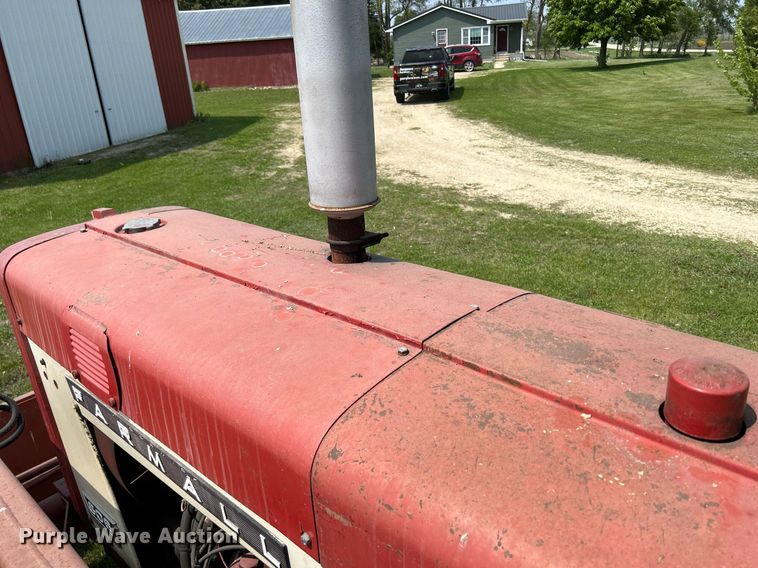 image for item DR4621 1964 International 806  tractor