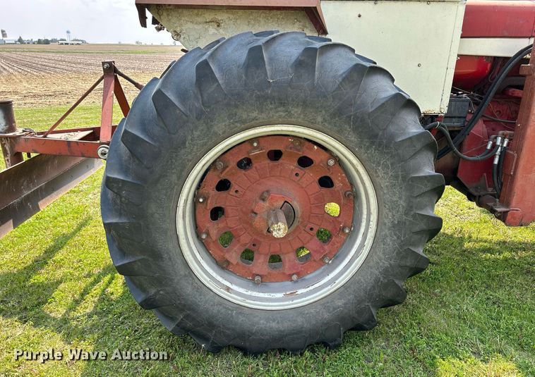 image for item DR4621 1964 International 806  tractor