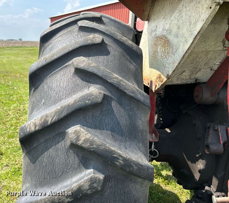 image for item DR4621 1964 International 806  tractor