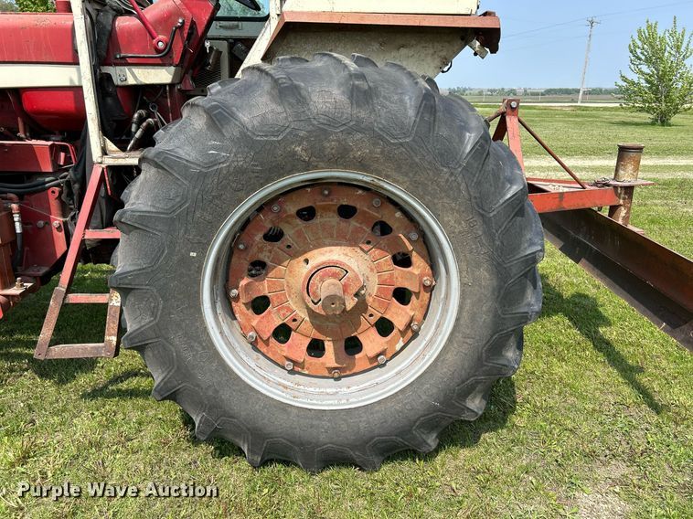 image for item DR4621 1964 International 806  tractor