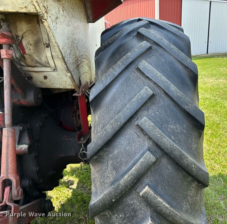 image for item DR4621 1964 International 806  tractor