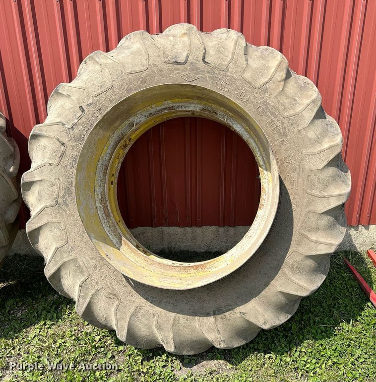 image for item DR4621 1964 International 806  tractor