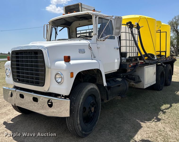 image for item JJ9939 1973 Ford 9000  tank truck