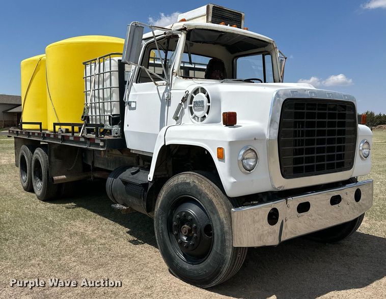 image for item JJ9939 1973 Ford 9000  tank truck