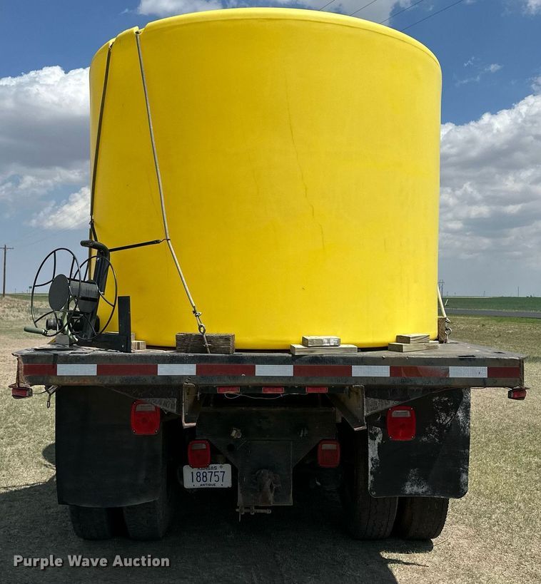 image for item JJ9939 1973 Ford 9000  tank truck