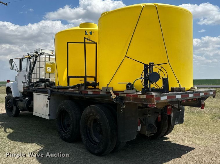 image for item JJ9939 1973 Ford 9000  tank truck