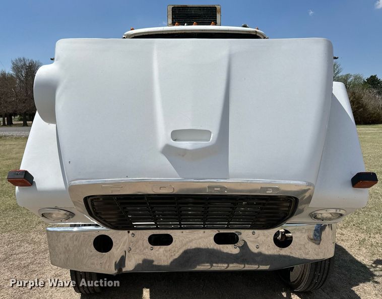 image for item JJ9939 1973 Ford 9000  tank truck