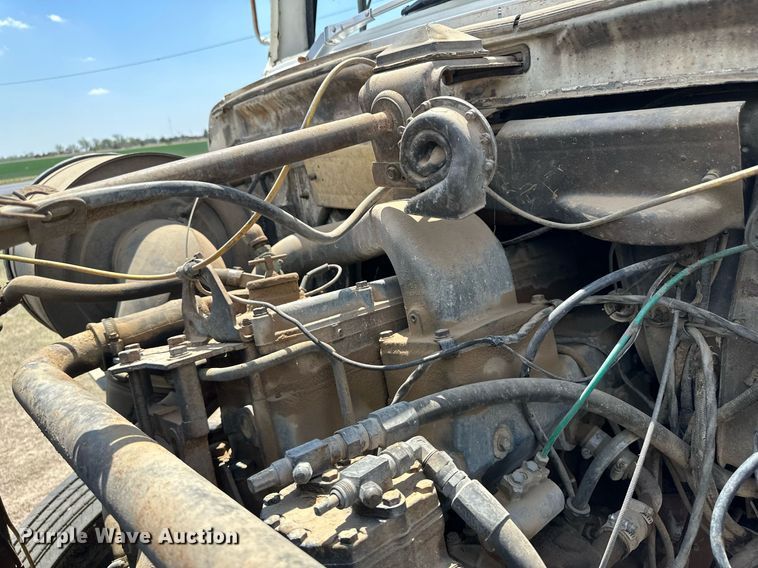 image for item JJ9939 1973 Ford 9000  tank truck