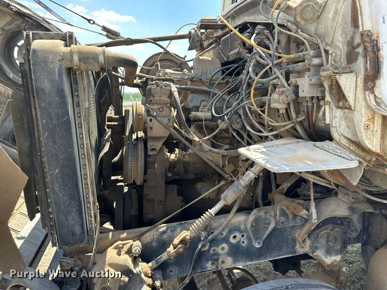 image for item JJ9939 1973 Ford 9000  tank truck