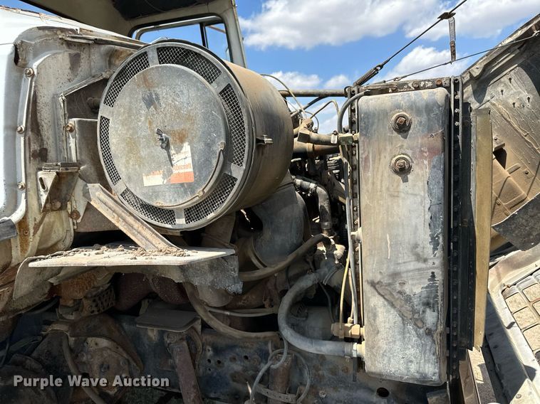 image for item JJ9939 1973 Ford 9000  tank truck