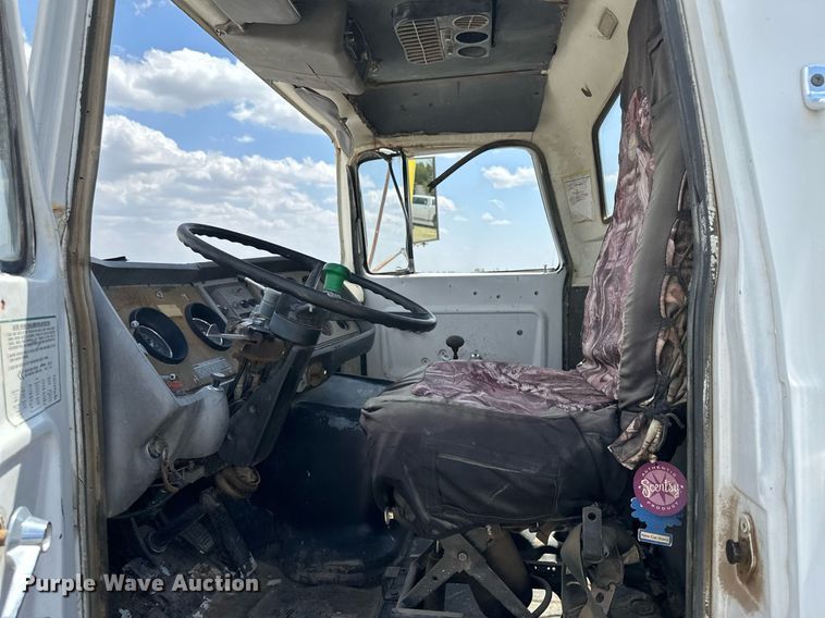 image for item JJ9939 1973 Ford 9000  tank truck