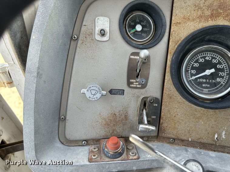 image for item JJ9939 1973 Ford 9000  tank truck