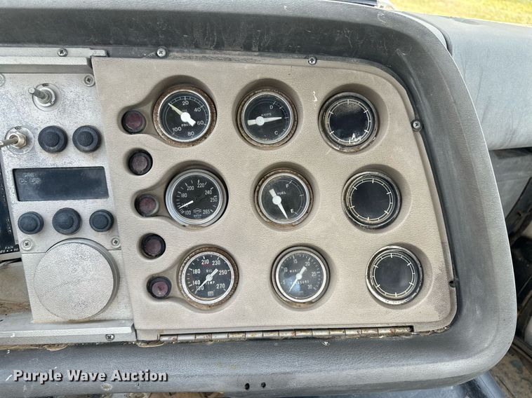 image for item JJ9939 1973 Ford 9000  tank truck