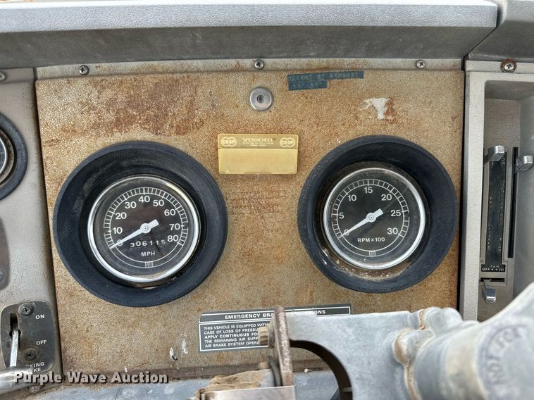 image for item JJ9939 1973 Ford 9000  tank truck