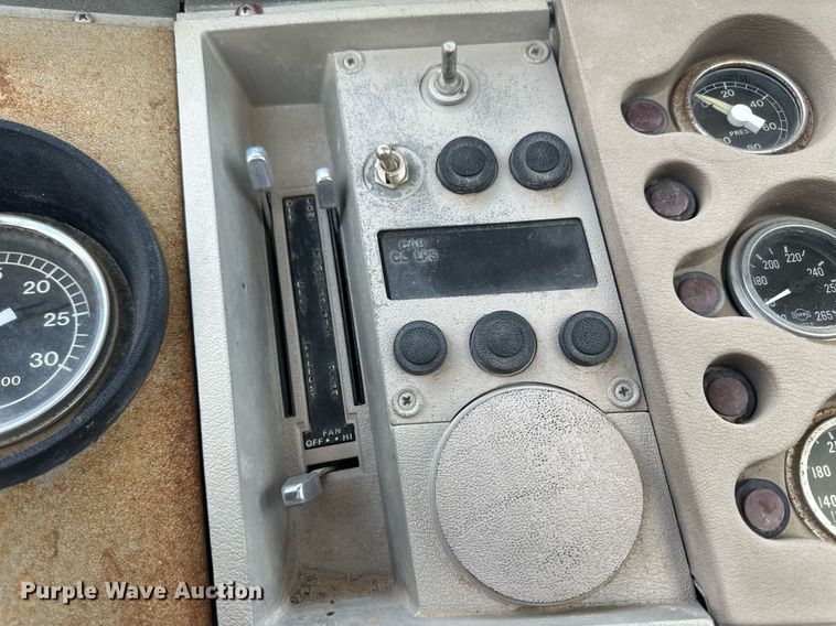 image for item JJ9939 1973 Ford 9000  tank truck