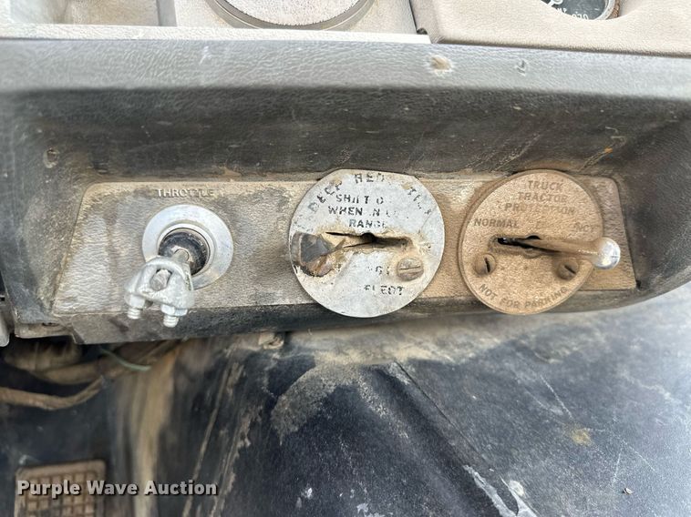 image for item JJ9939 1973 Ford 9000  tank truck