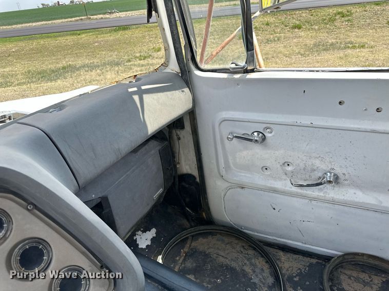 image for item JJ9939 1973 Ford 9000  tank truck