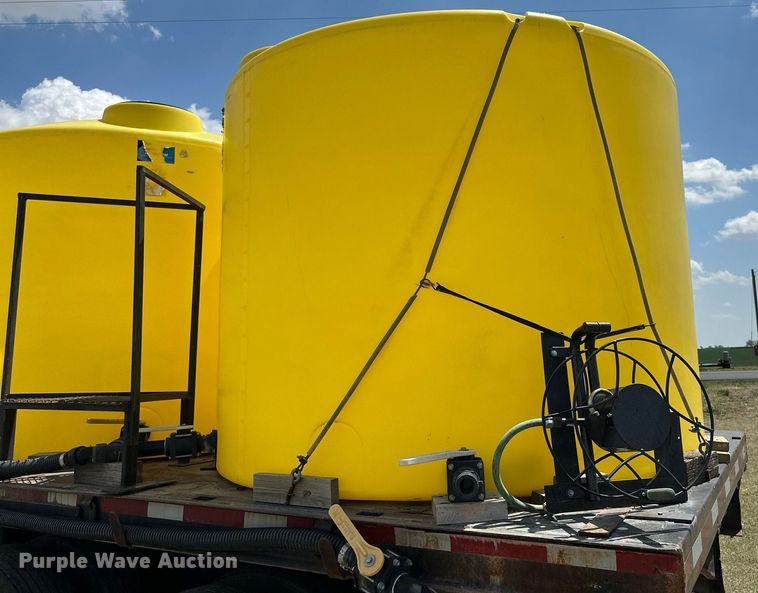 image for item JJ9939 1973 Ford 9000  tank truck