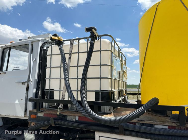 image for item JJ9939 1973 Ford 9000  tank truck