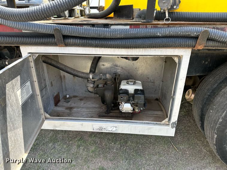 image for item JJ9939 1973 Ford 9000  tank truck