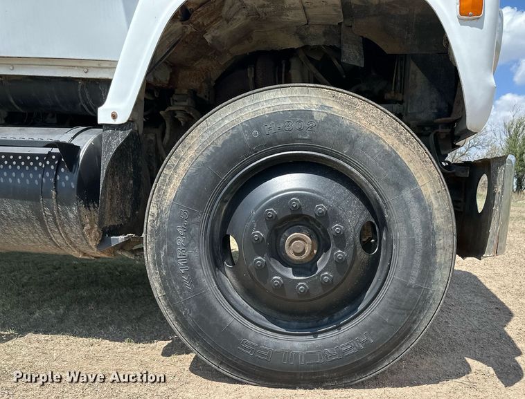 image for item JJ9939 1973 Ford 9000  tank truck