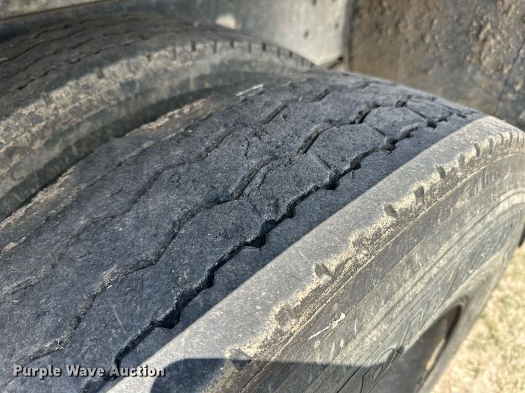 image for item JJ9939 1973 Ford 9000  tank truck