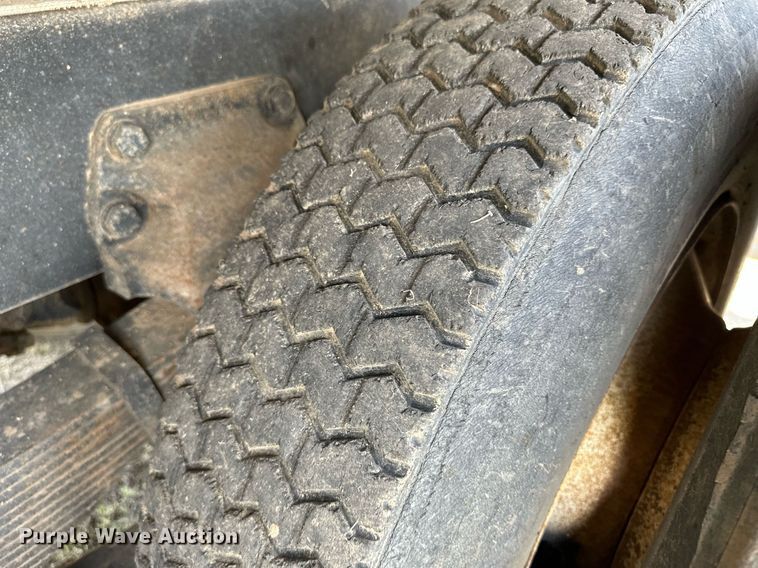 image for item JJ9939 1973 Ford 9000  tank truck