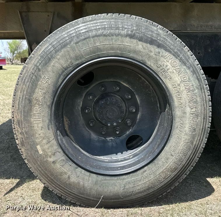 image for item JJ9939 1973 Ford 9000  tank truck