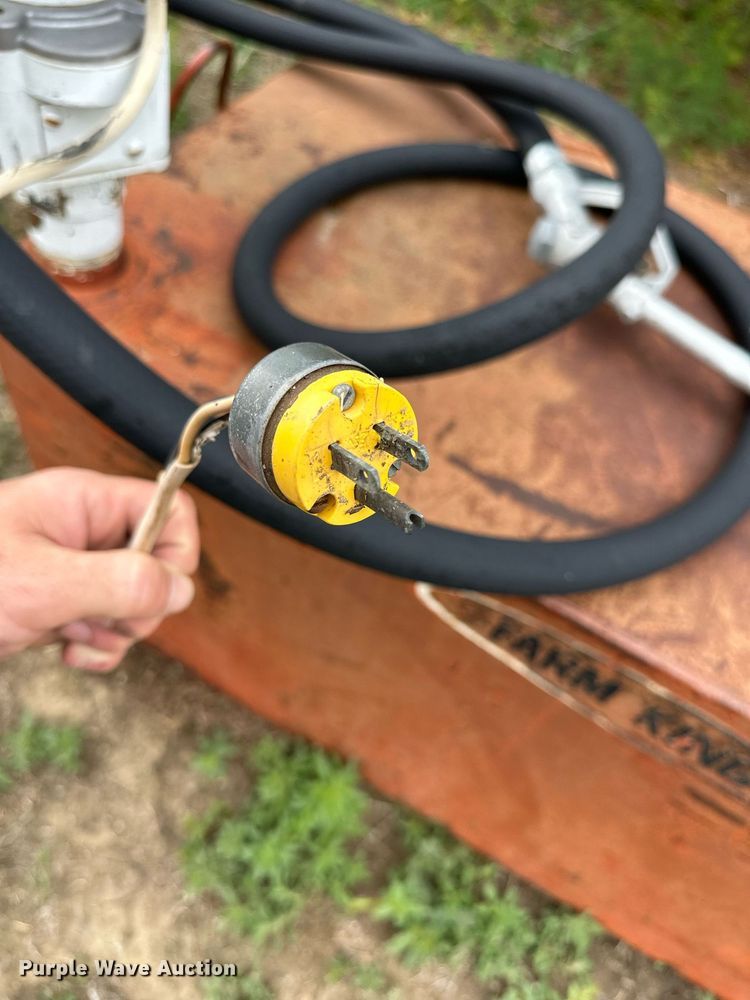 image for item KL9109 (2) fuel tanks